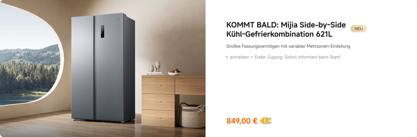 Ein silberner Side-by-Side-Kühlschrank wird im Innenraum präsentiert, im Hintergrund ist die natürliche Landschaft draußen zu sehen. Neben dem Kühlschrank steht ein Holzschrank, auf dem Obst und Getränke platziert sind. Der Text bewirbt die Eigenschaften des Kühlschranks und den Preis von 849,00 €.