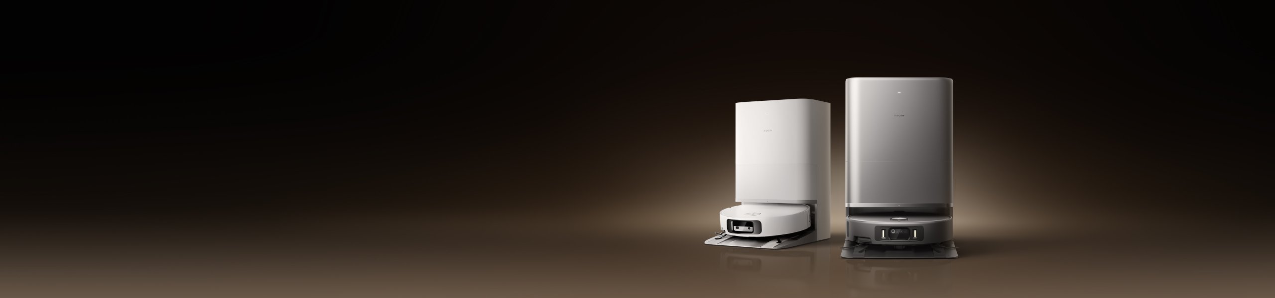 Zwei weiße intelligente Saugroboter sind nebeneinander platziert, der Hintergrund besteht aus einer verlauffarbenen braunen Wand. Das Design der Roboter ist schlicht, an der Unterseite befindet sich eine runde Saugvorrichtung, insgesamt strahlt es Modernität aus.
