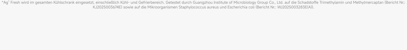 Enthält Download-Links für Google Play und den App Store sowie einen QR-Code, der möglicherweise zum Scannen und Herunterladen der entsprechenden Anwendungen verwendet wird. Der Hintergrund ist hellgrau.