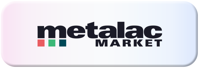 Slika prikazuje logo za "metalac MARKET," sa rečju "metalac" u podebljanim crnim slovima i "MARKET" u istom stilu. Pozadina ima gradijent od roze do svetlo plave, a s leva od teksta nalaze se tri obojena kvadrata (crveni, zeleni i plavi).