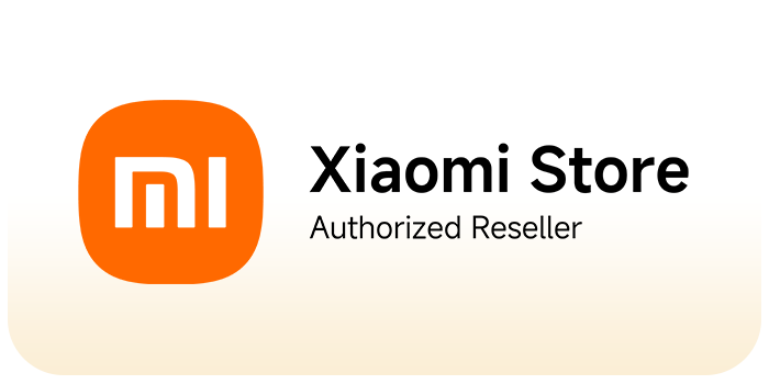 Logo Xiaomi prodavnice, sa imenom brenda "Xiaomi Store" i sloganom "Ovlašćeni prodavac" pored prepoznatljivog narandžastog Xiaomi logotipa. Pozadina je gradijent od bele do svetle boje.