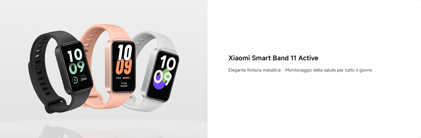Tre diverse versioni colorate del Xiaomi Smart Band 11 Active sono esposte su uno sfondo bianco, mostrando l'ora e le informazioni sul monitoraggio della salute. Il testo sottostante introduce "Xiaomi Smart Band 11 Active - Monitoraggio della salute in qualsiasi momento".