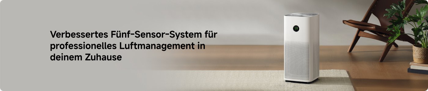 Ein Luftreiniger steht in einem modernen Raum auf einem Holzfußboden, umgeben von einem Stuhl und einer Pflanze. Der Text beschreibt ein verbessertes Fünf-Sensor-System für professionelles Luftmanagement im Zuhause.