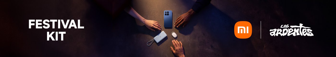 Une image montrant plusieurs mains tenant un téléphone, des écouteurs et une batterie externe, avec un fond sombre. Le texte inclut "FESTIVAL KIT" et le logo de la marque "mi".
