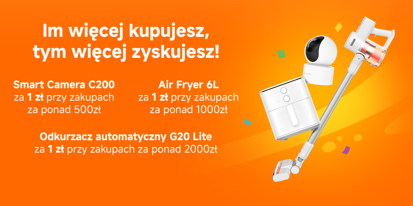 Trzymając w ręku pomarańczowy pasek Xiaomi Band 10, wyświetla czas 09:28, w tle znajduje się informacja promocyjna, pierwsze 50 nabywców płaci tylko 9 złotych, cena regularna to 209 złotych.