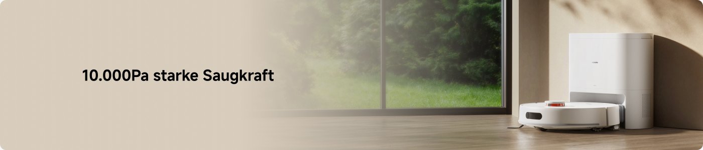 Ein weißer Staubsauger-Roboter steht drinnen, neben ihm befindet sich ein passendes Gerät, im Hintergrund sind Fenster, durch die grüne Bäume zu sehen sind. Der Text lautet "10.000Pa starke Saugkraft".