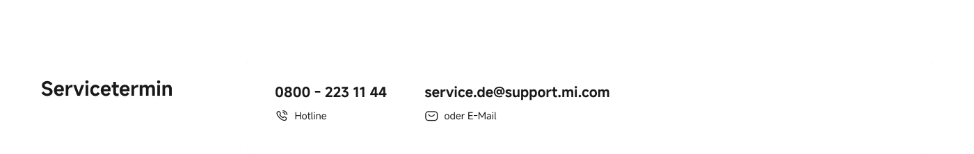 Eine weiße und eine blaue Powerbank, beide mit integriertem Kabel. Die weiße Powerbank hat Anschlüsse für das Aufladen, während die blaue einen digitalen Ladezustandsanzeiger zeigt. Der Text beschreibt das schnelle Laden in zwei Richtungen mit hoher Kapazität.