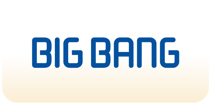 Slika prikazuje logo sa tekstom "BIG BANG" prikazanim velikim plavim slovima na pozadini koja prelazi iz bele u svetlu bež boju.