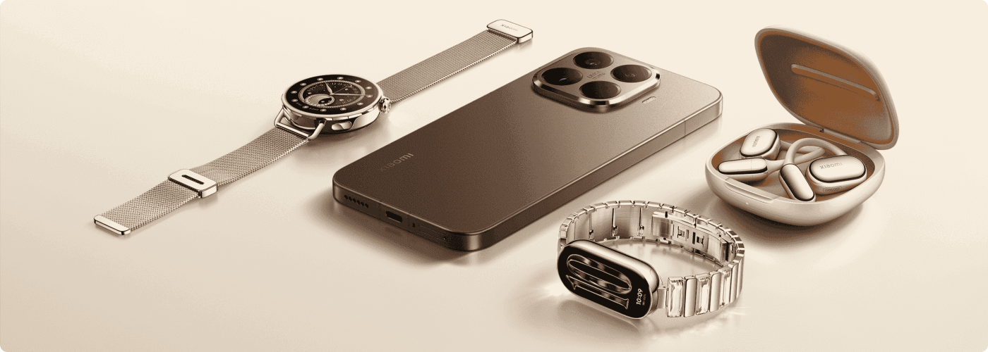 Un pequeño teléfono Xiaomi de color marrón, un reloj plateado y una caja de auriculares, con los auriculares dentro de la caja, el fondo es un plano de color claro y sencillo.